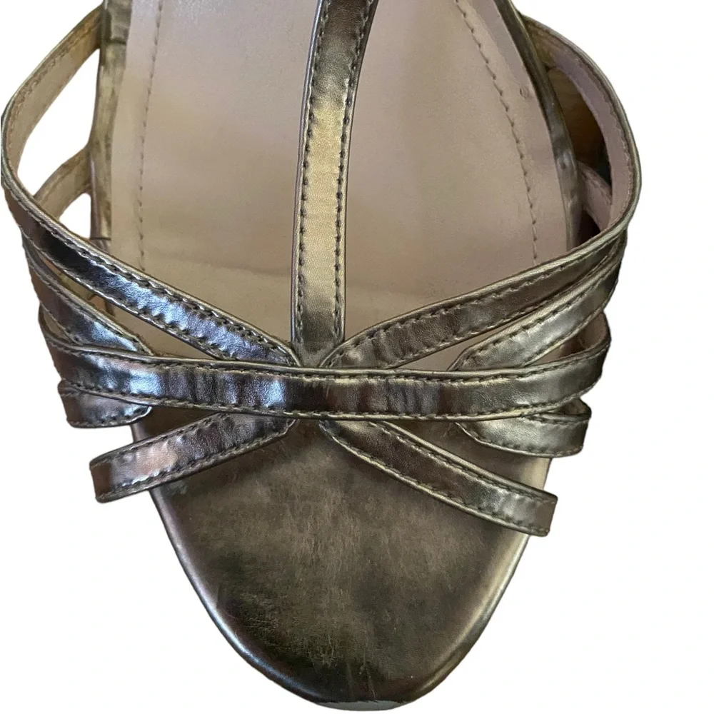 Vince Camuto Tasha Mirror Metallic Silver Leather T-Strap Cork Wedge Sandal Siz…